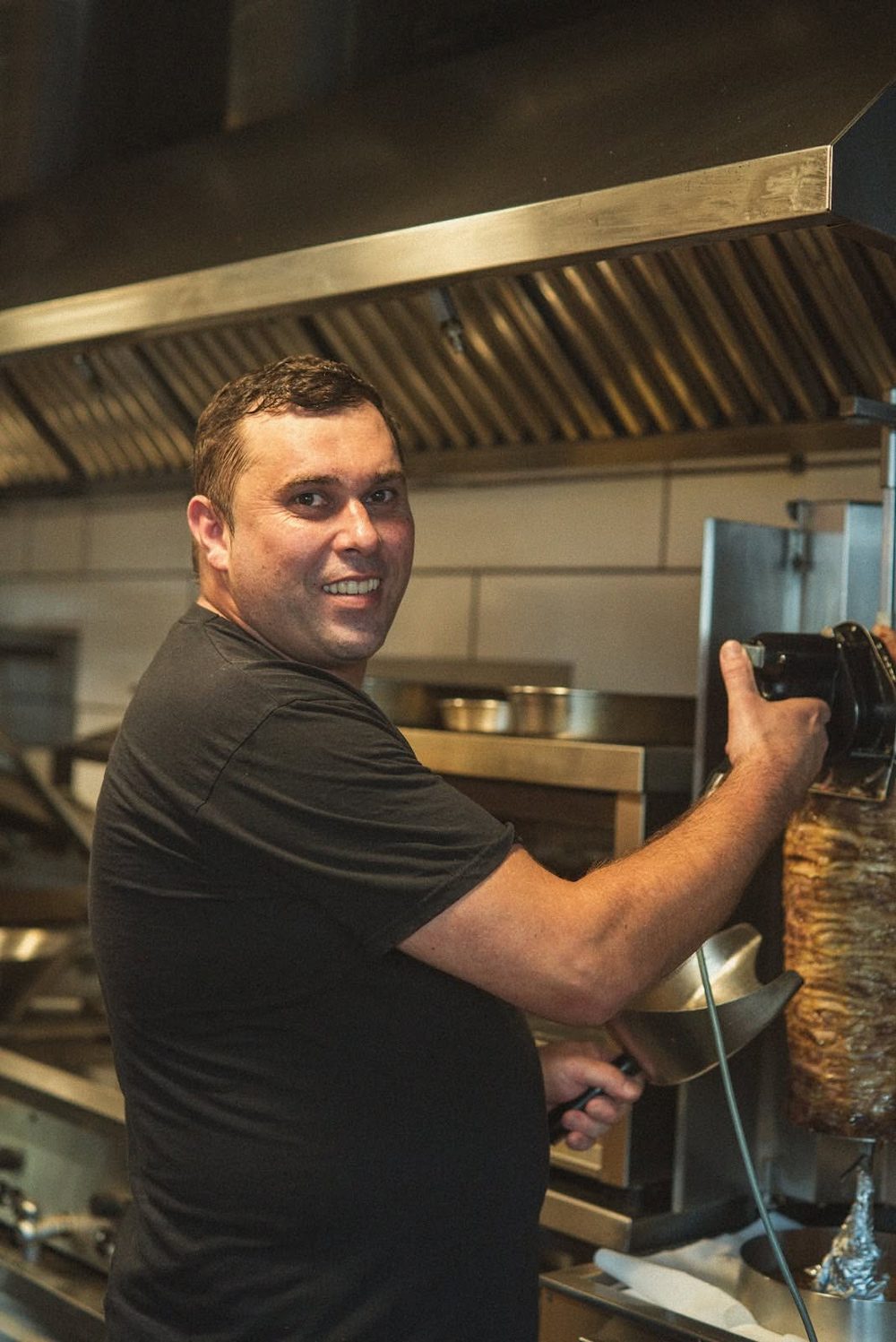 Nuestro cocinero junto al asador
